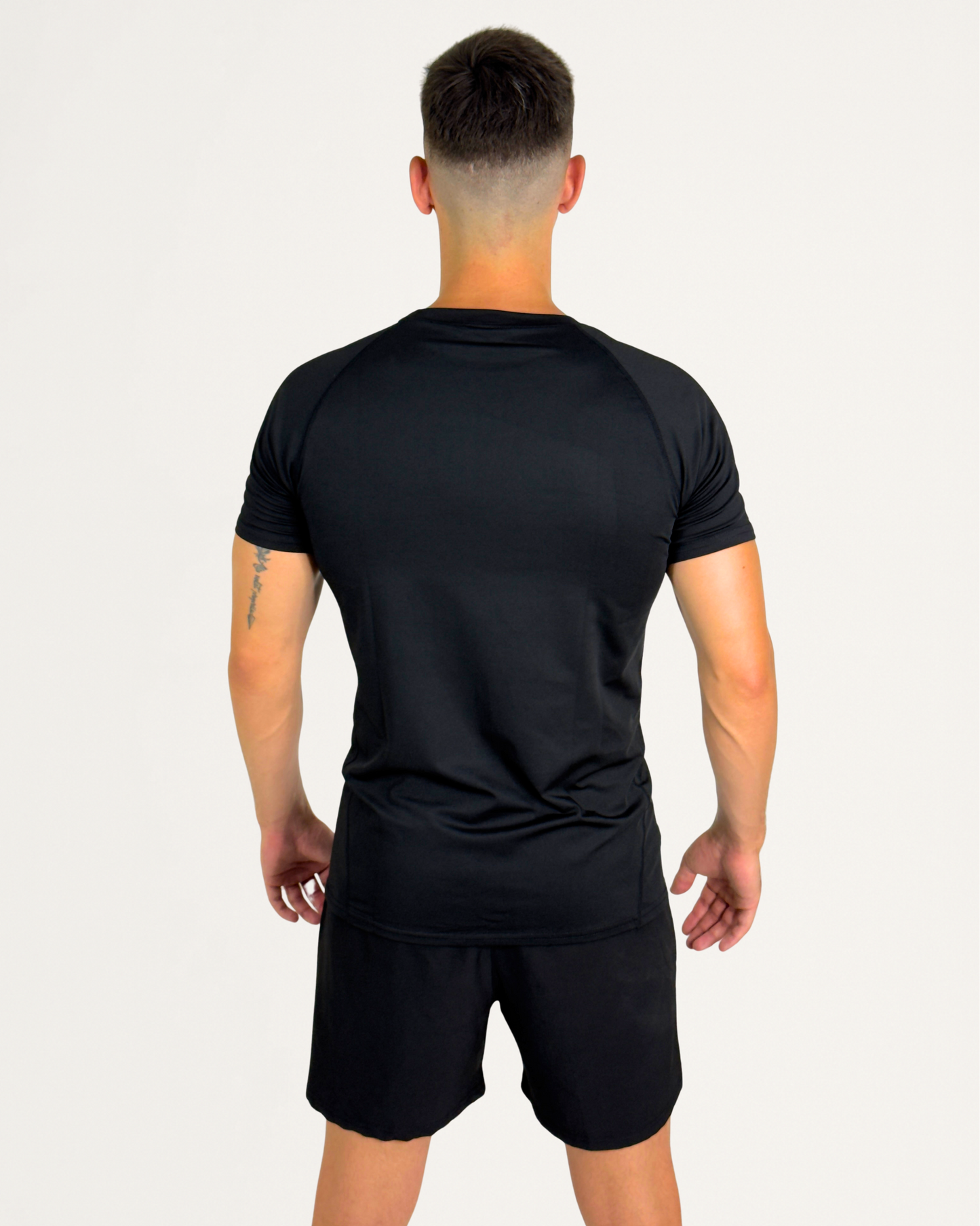 Camiseta de Compresión Deportiva TRIBERFIT – Entrenamiento, Gimnasio y Fútbol (95% Poliéster)
